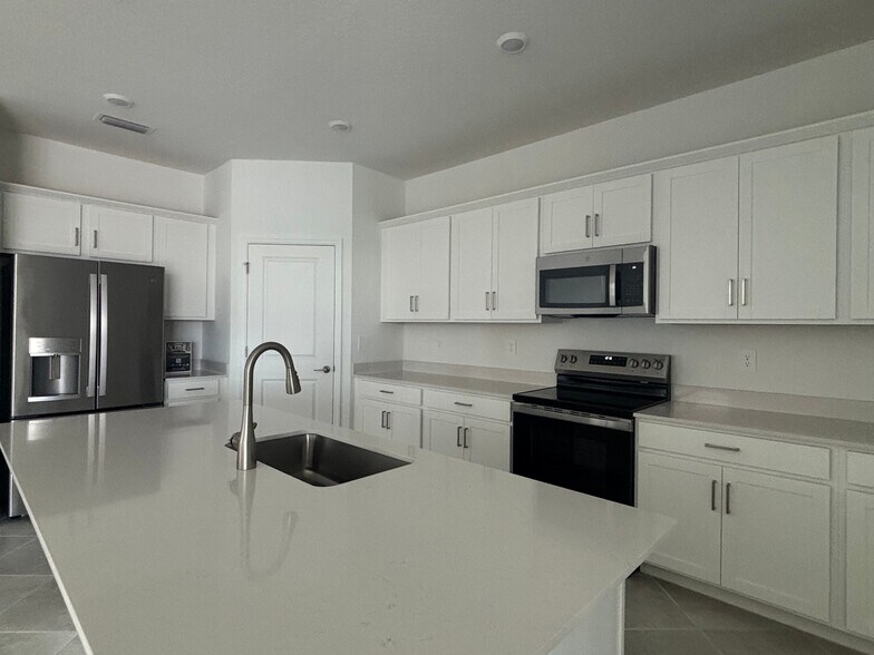 Building Photo - 7869 Lakes Edge Ln