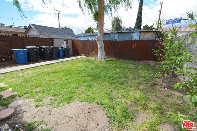 Building Photo - 179 W Spazier Ave
