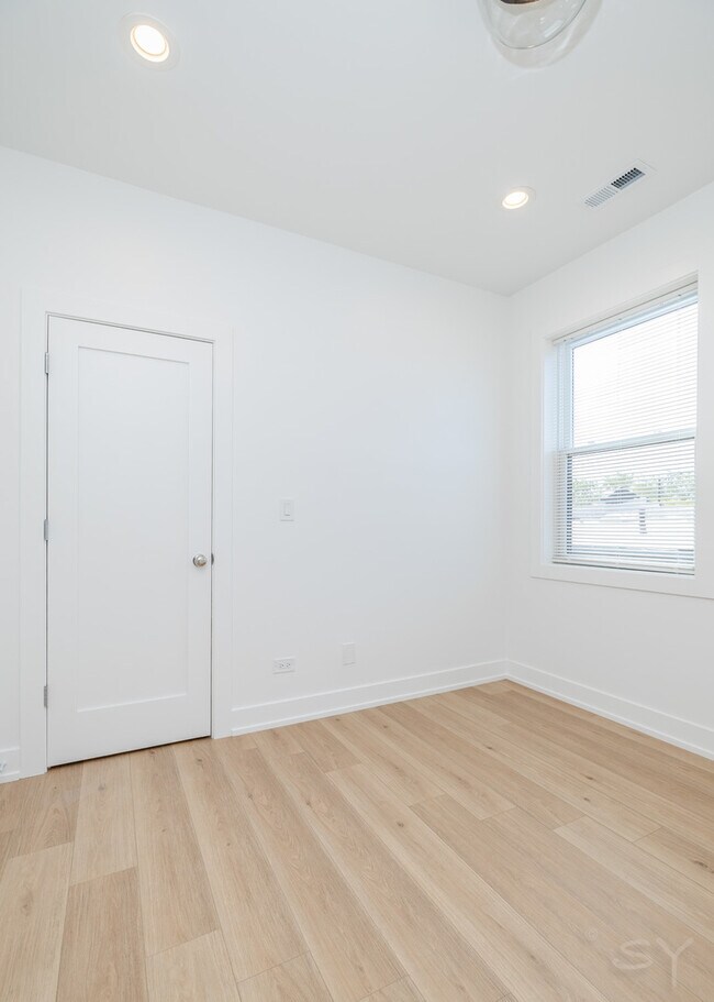 Building Photo - 6050 S Eberhart Ave