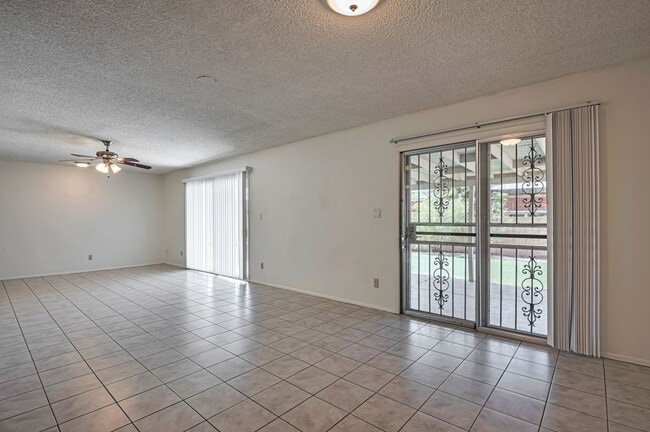 Building Photo - 6 Bedroom 3.5 Bath, Large Pool and Backyard