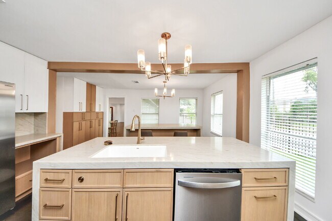 Building Photo - Luxury Living Meets Modern Elegance in the Heart of Houston
