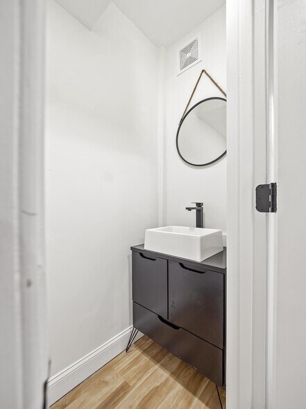 Building Photo - Modern update Petworth rowhouse near Fort ...