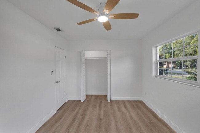 Building Photo - 833 Pinedale Ave