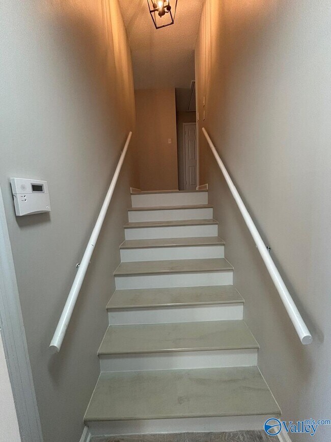 Building Photo - 1305 Hiwan Trail SE