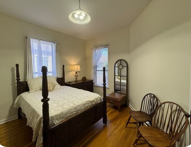 Building Photo - Historic Home 2 Bedroom +office 2 Baths, and Off street Parking