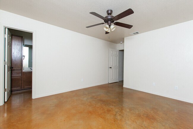 Building Photo - 613 Kendra Dr