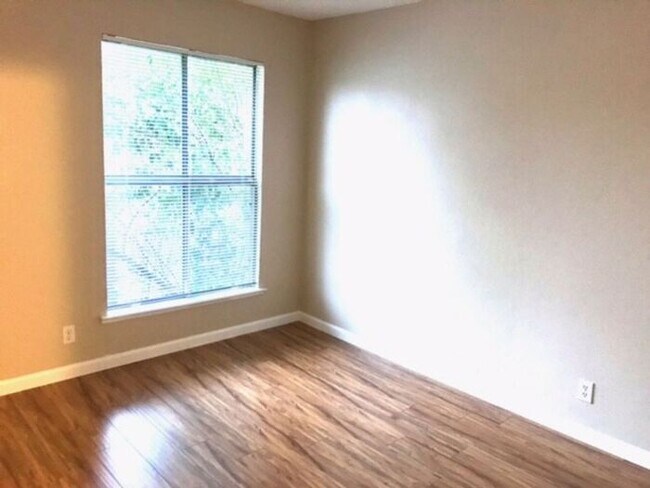 Building Photo - Great 2 bed, 1.5 Bath Condo with Garage in...