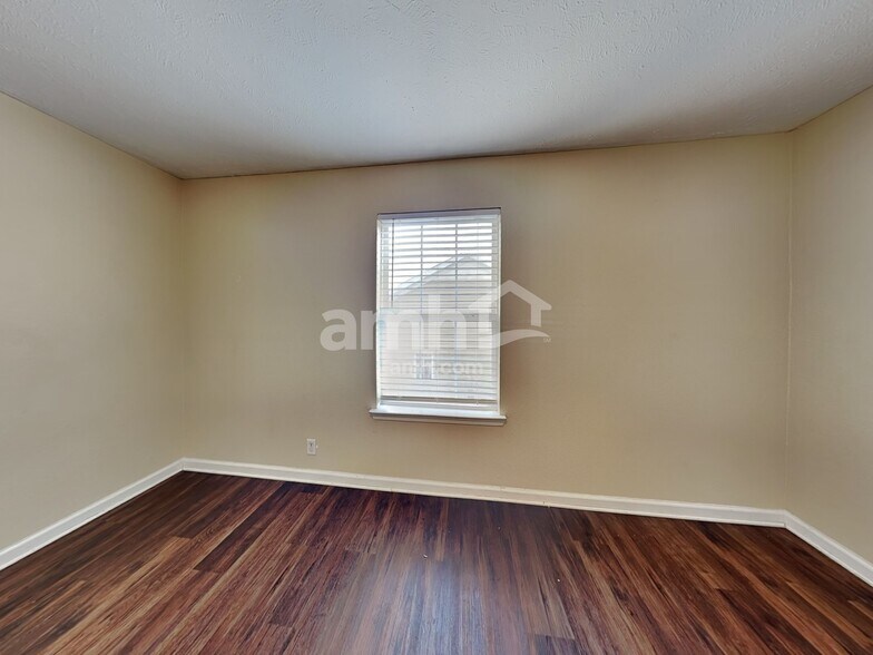 Building Photo - 913 Tom Hailey Blvd