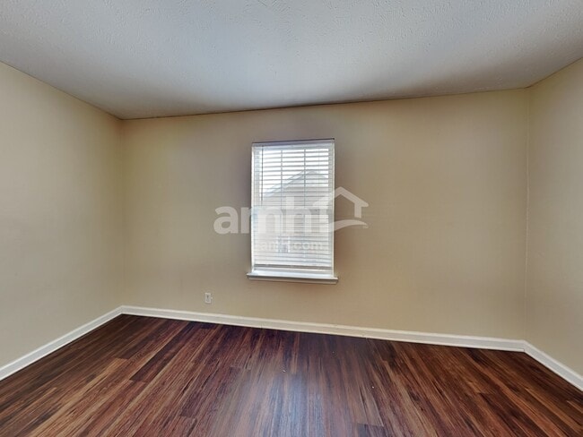 Building Photo - 913 Tom Hailey Blvd