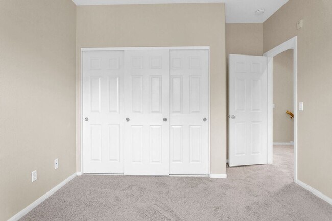 Building Photo - Beautiful townhome in Mission Valley!  Ava...