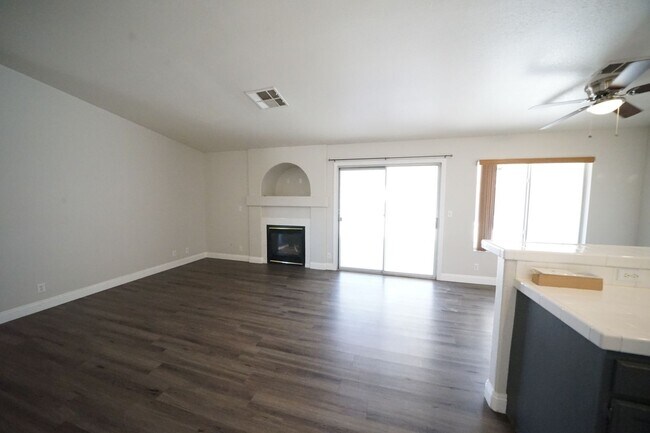 Building Photo - Showings Available NOW