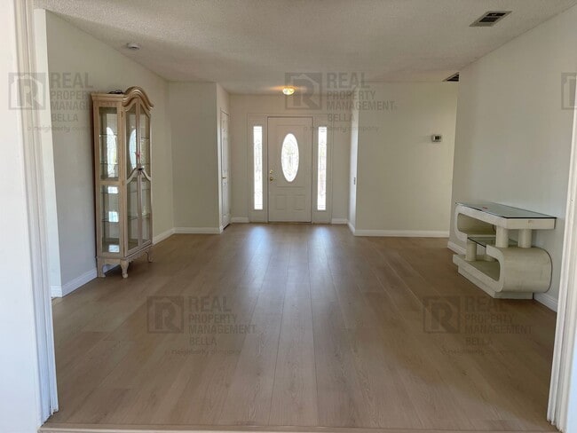 Building Photo - 55+ Community Gem: Open Floor Plan, Large Backyard & Clubhouse Amenities