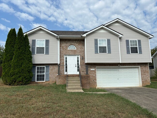 Building Photo - Beautiful Split-level