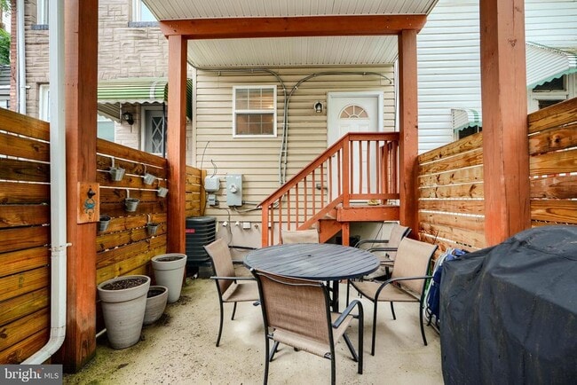 Building Photo - 1604 E Clement St