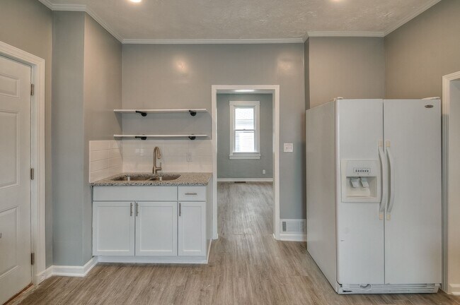 Building Photo - Beautifully updated 3-bedroom, 1-bath home that’s move-in ready.