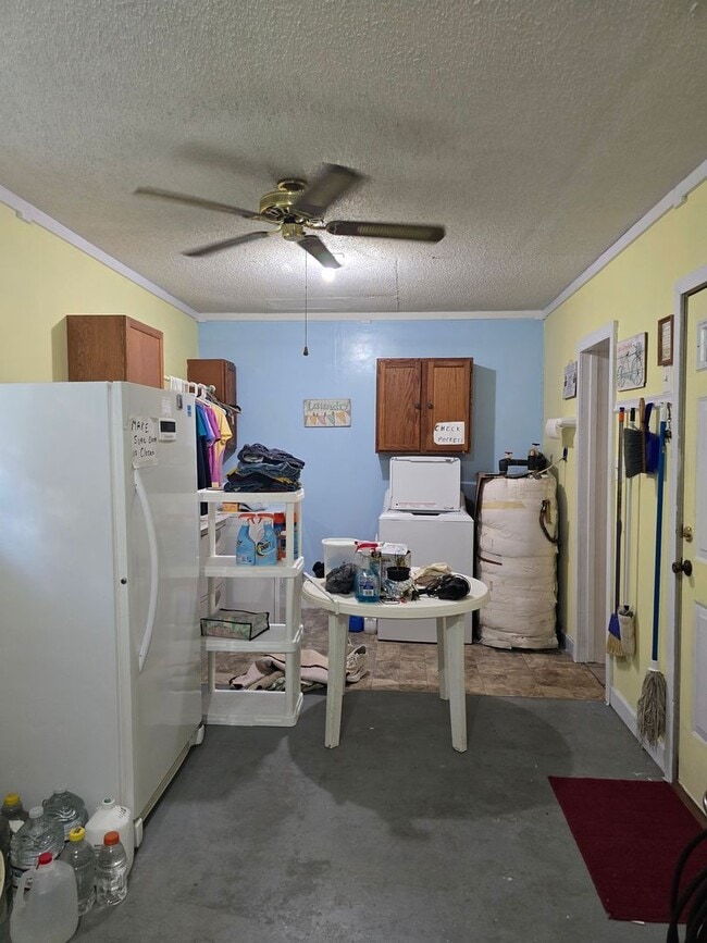 Building Photo - Cozy Home