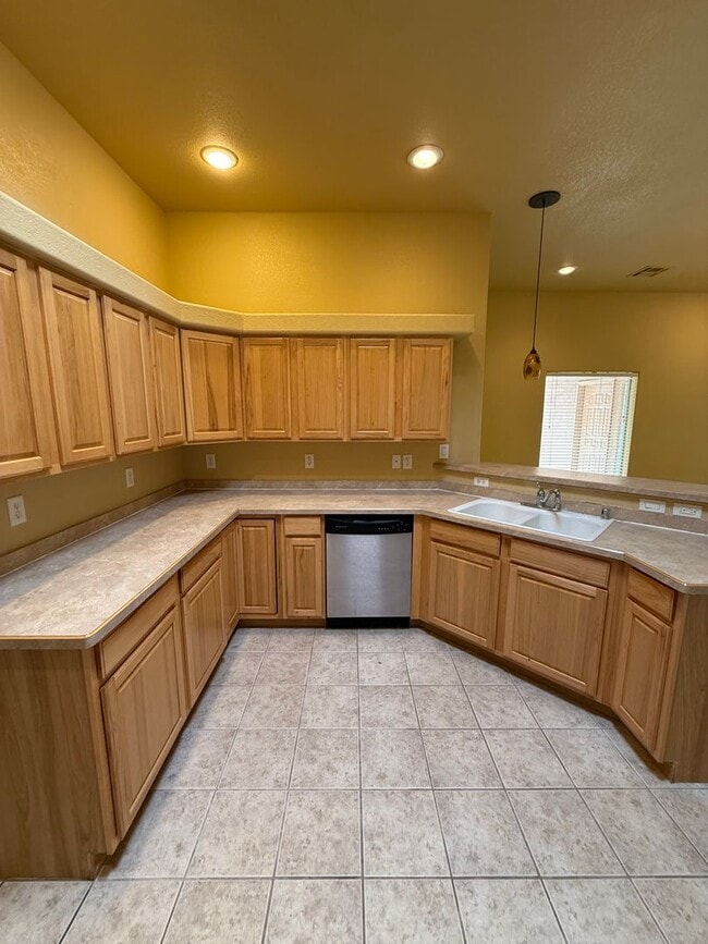 Building Photo - Beautiful 3 Bedroom Home! Available Now!