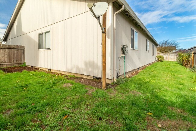 Building Photo - Beautiful 3 Bed 2.5  one level Townhome wi...