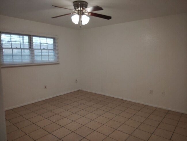 Building Photo - 543-545 Canary Lane