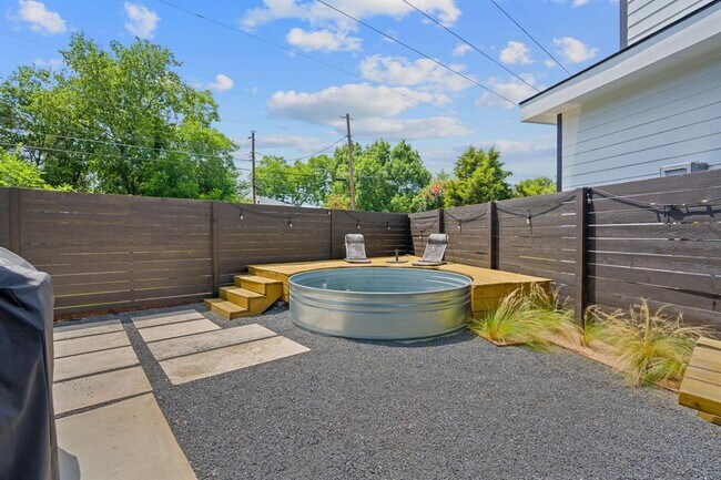 Building Photo - 5806 Sutherlin Rd