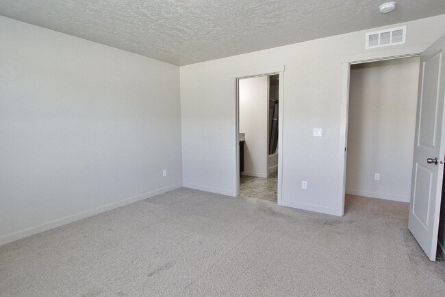 Building Photo - Immaculate Single-Level Home