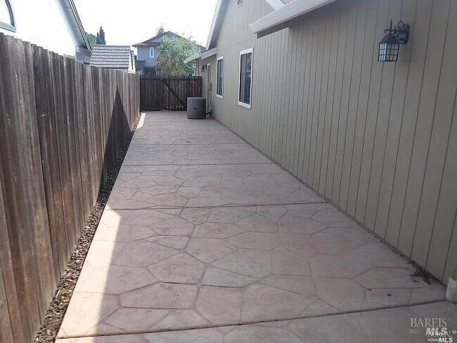 Building Photo - 312 Larkspur Dr