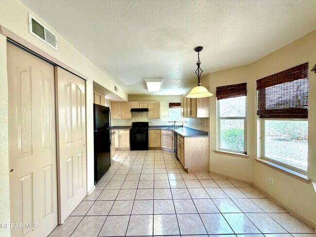 Building Photo - 1013 Via De La Paz Dr