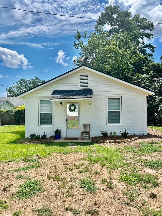 Building Photo - Charming Fully Furnished 1 Bedroom Cottage...