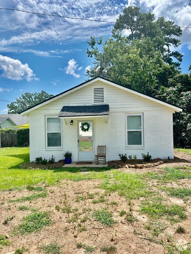 Building Photo - Charming Fully Furnished 1 Bedroom Cottage...