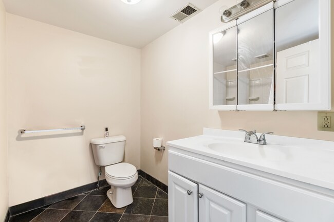 Building Photo - Spacious Duplex in the Heart of South Side Flats