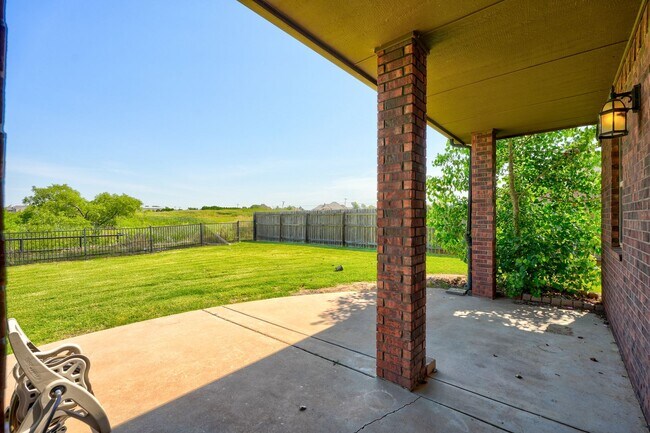 Building Photo - Stunning 3 Bedroom Home with Fireplace, Community Amenities & Open Floor Plan