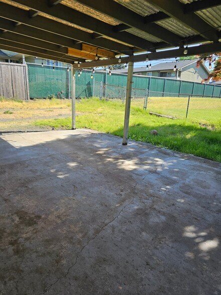 Building Photo - 7519 Lakewood Dr W
