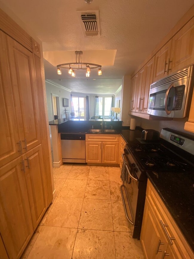 Building Photo - Amazing 2 bedroom furnished condo 1 block ...