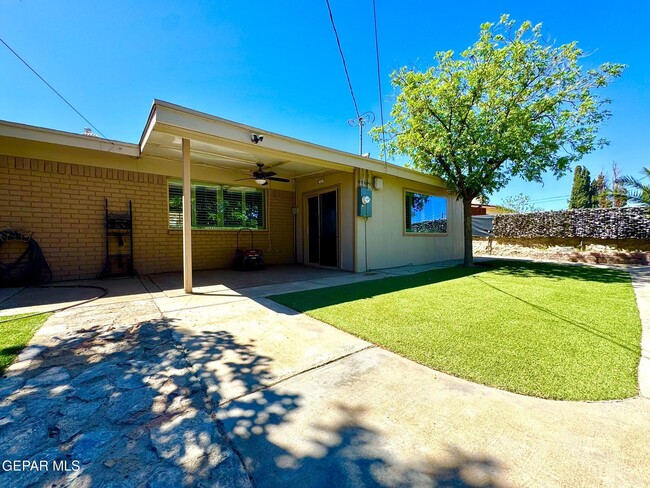 Building Photo - 10288 Lakeview Dr