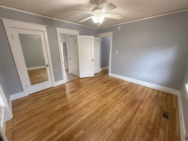 Building Photo - 3 bed/1 bath house