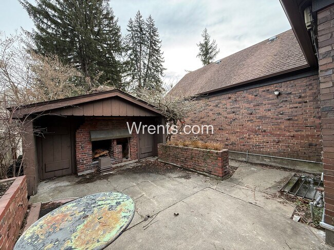 Building Photo - Stunning South Hill Home