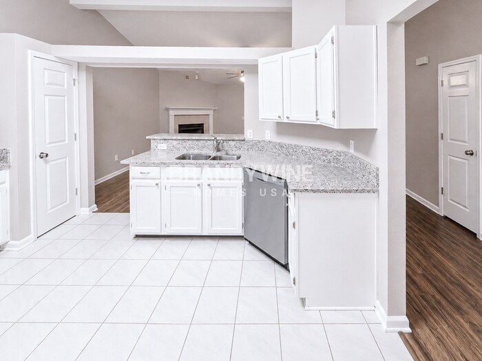 Building Photo - 11067 Barbizon Cir W