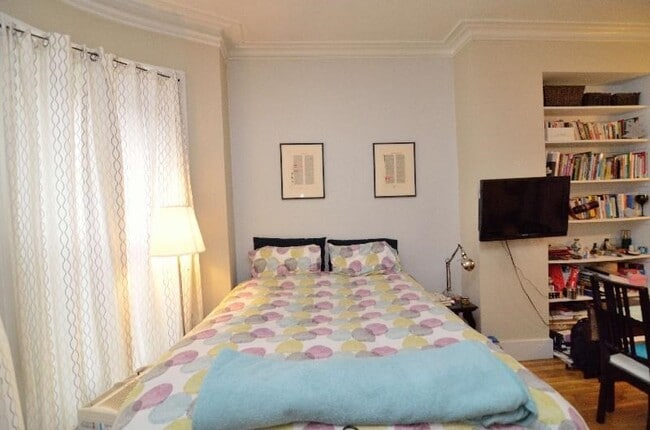 Building Photo - 3 St Charles St