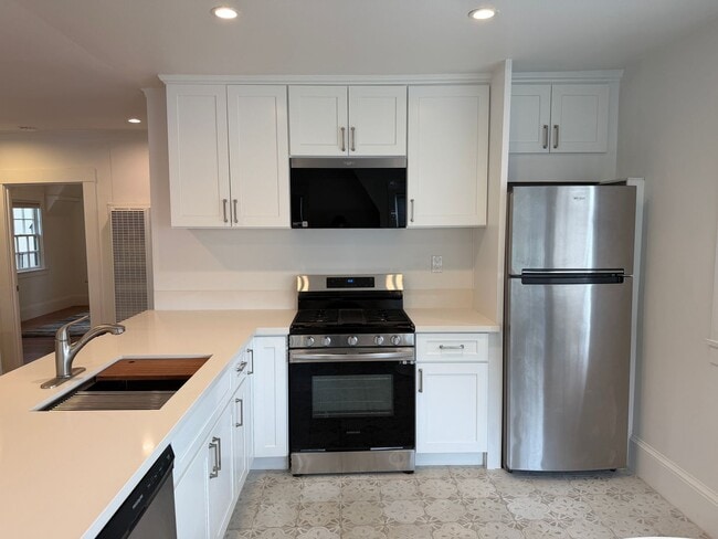 Building Photo - 879 E 28th St