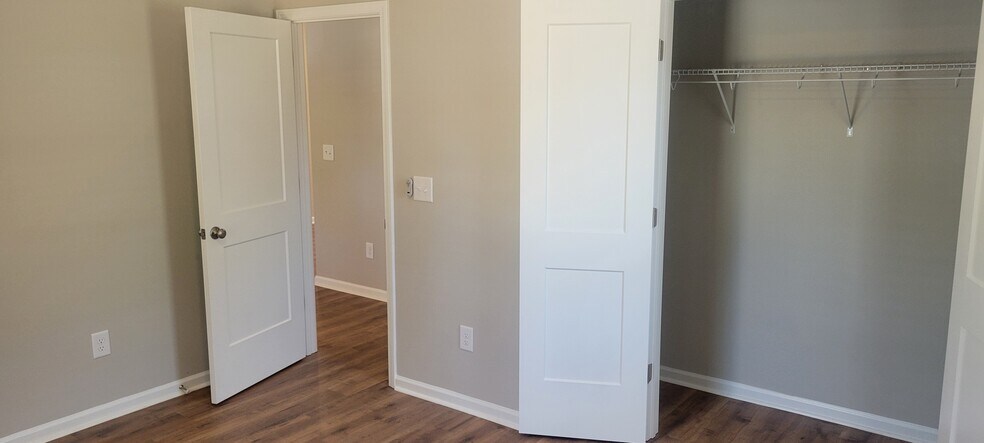Master bedroom - 905 W Chestnut Ext