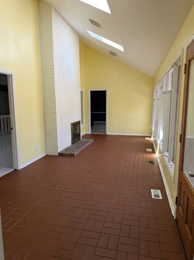 Building Photo - 2430 N Greenleaf St