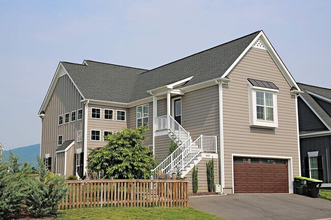 Building Photo - Pet-Friendly Old Trail Home With Fenced Yard
