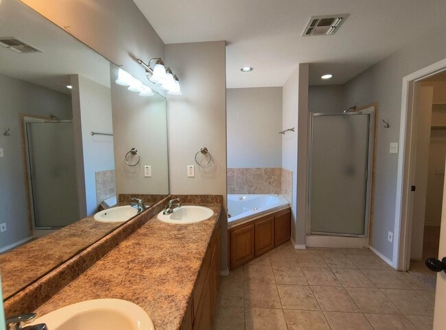 Building Photo - Beautiful 3 bedroom and 2 bath in a Quiet Cul-de-Sac in the Bluffs!