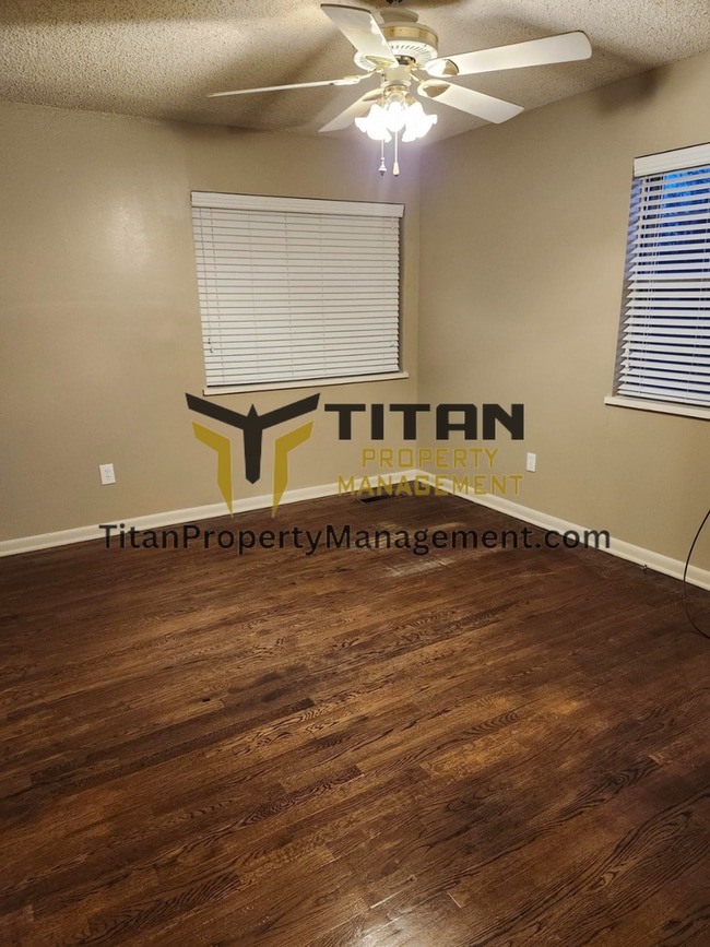 Building Photo - 3b/2b house