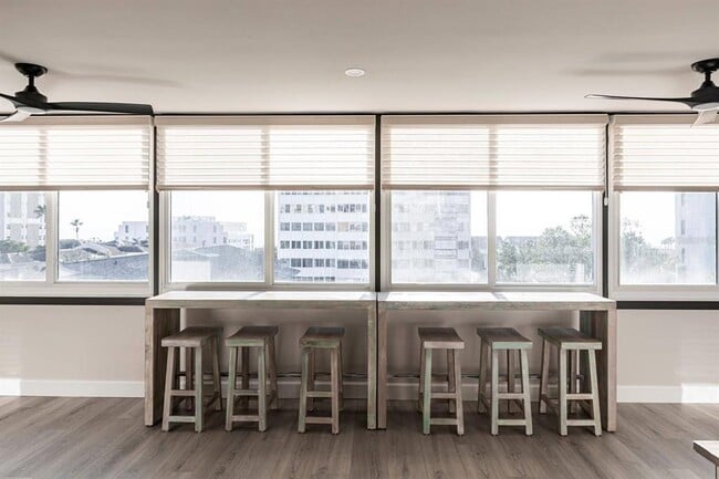 Building Photo - 1125 W Peppertree Dr