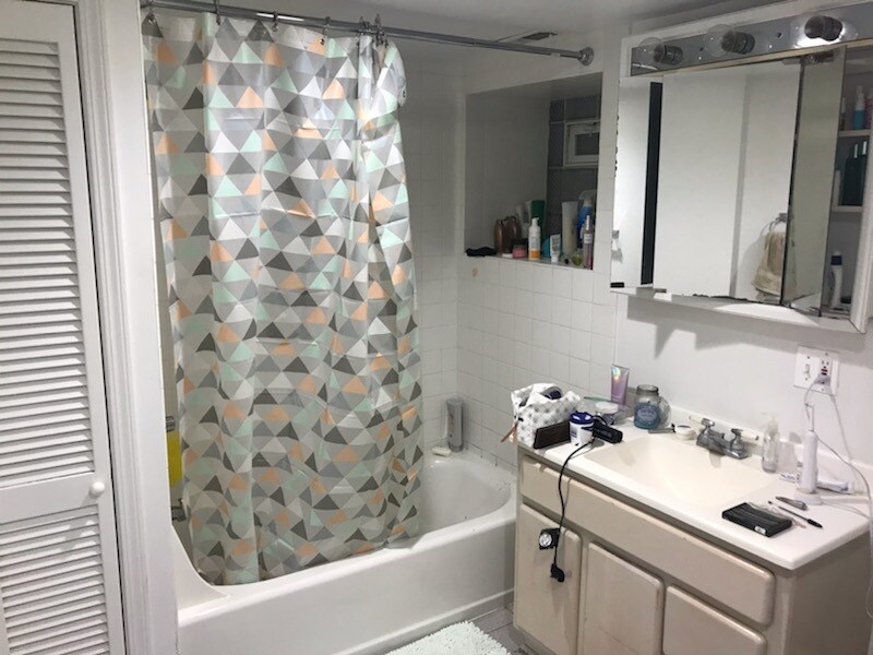 Secondary Bath - 2333 N Janssen Ave