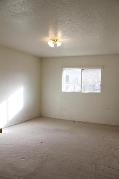 Building Photo - 4 bed 2 bath - Single Family Home - Pet Fr...