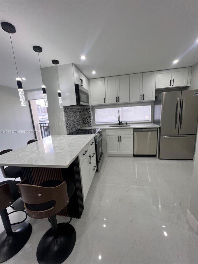 Building Photo - 17021 N Bay Rd