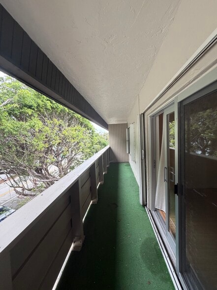 Large Balcony - 1205 Mariposa Ave