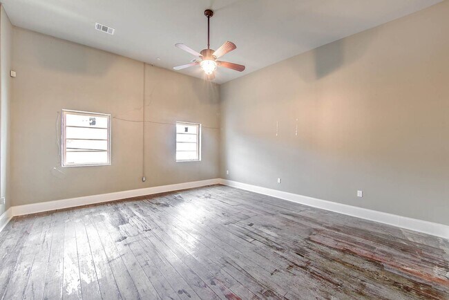 Building Photo - Downtown Charm: Spacious 1BR Apartment in ...